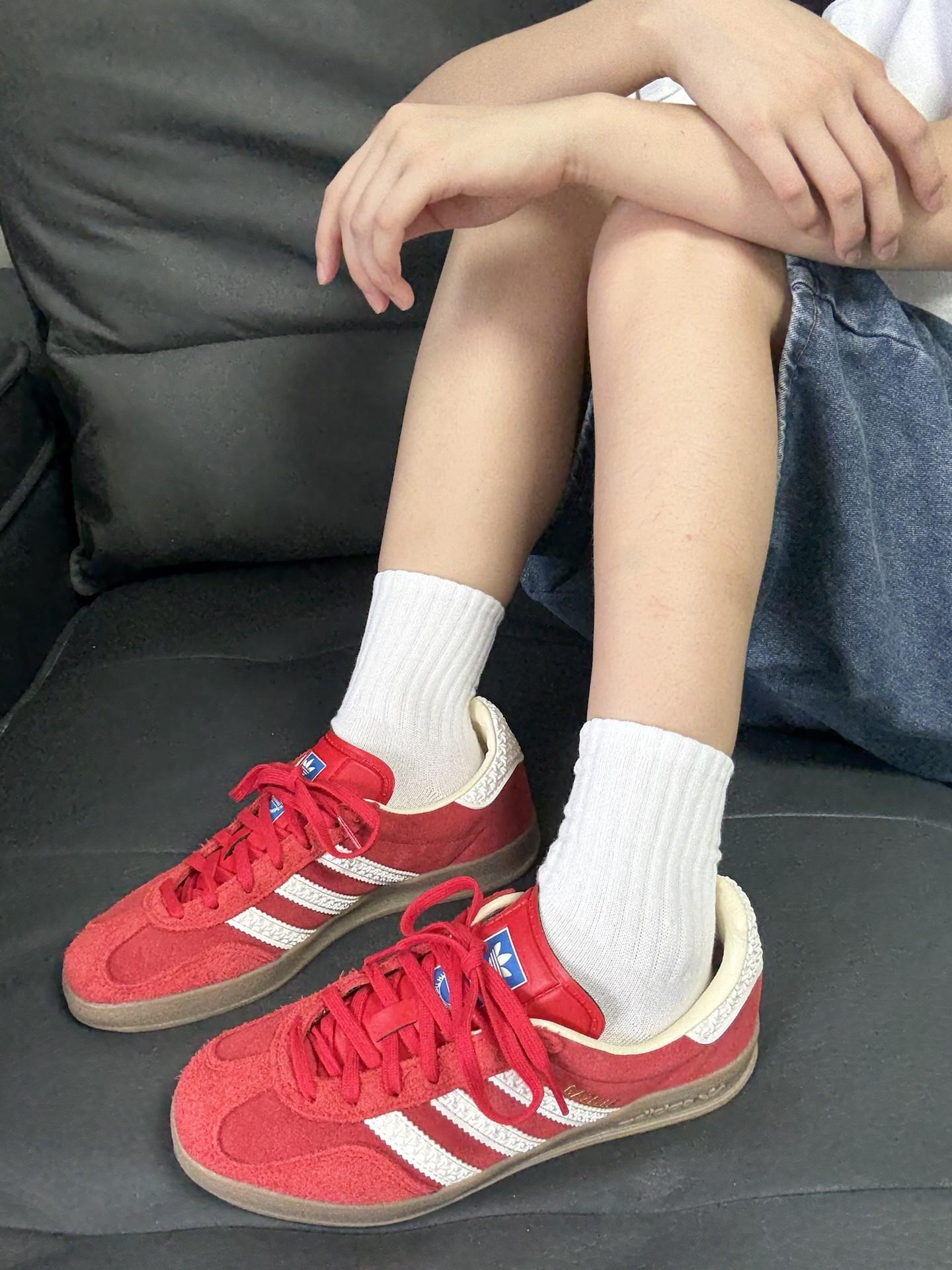 还在找吸睛又不浮夸的复古德训鞋?来看这双阿迪Gazelle红款!